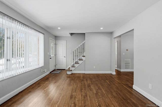 16 Blackman Street, Smithtown, NY 11787