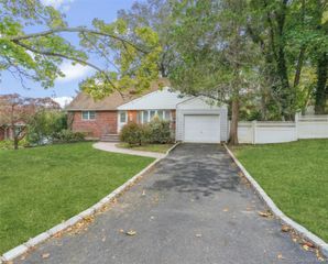 16 Blackman Street, Smithtown, NY 11787