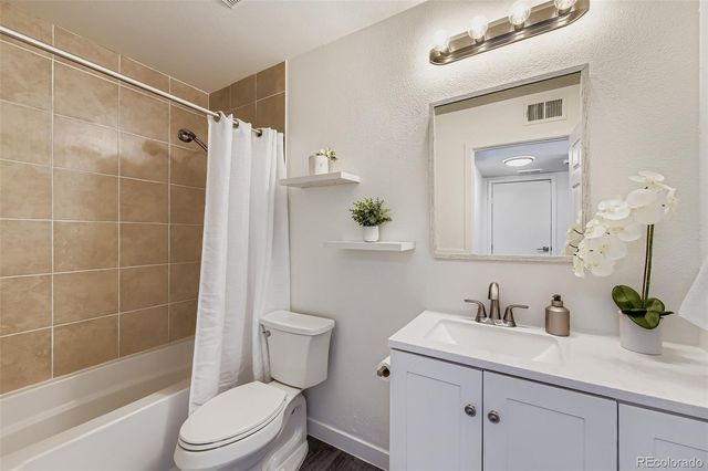 3550 S Harlan Street 220, Denver, CO 80235