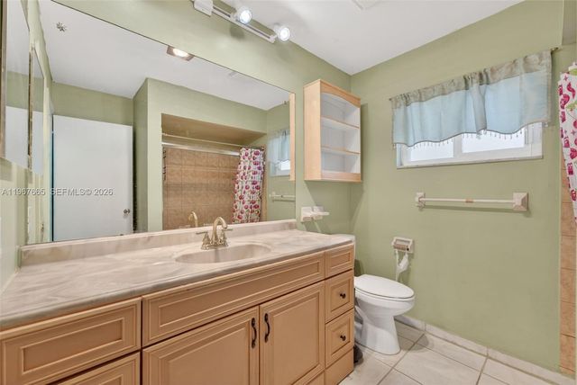 1919 NW 38th St, Oakland Park, FL 33309