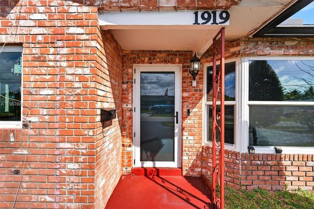 1919 NW 38th St, Oakland Park, FL 33309