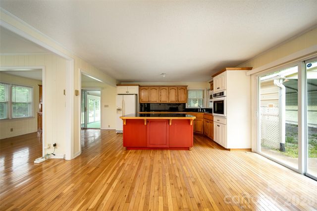 821 Tanasee Gap Road, Balsam Grove, NC 28708