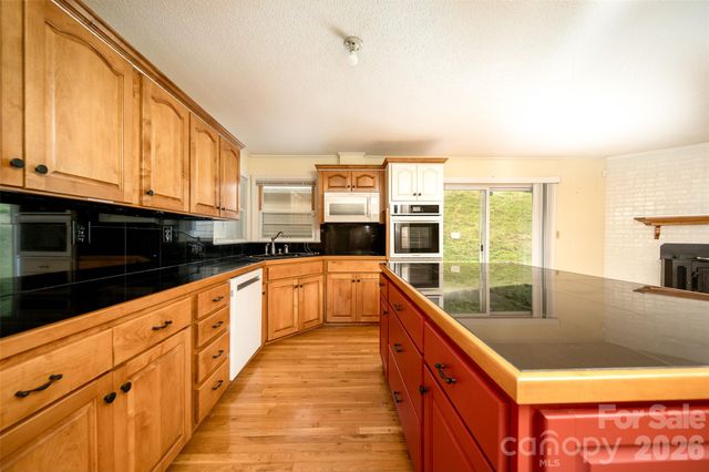 821 Tanasee Gap Road, Balsam Grove, NC 28708