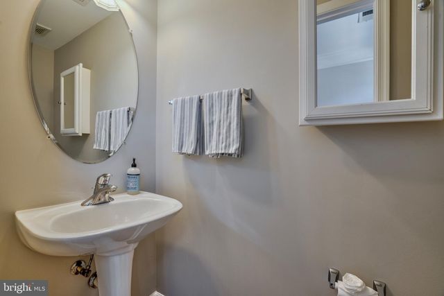 2520 WALNUT LEAF LN, Herndon, VA 20171