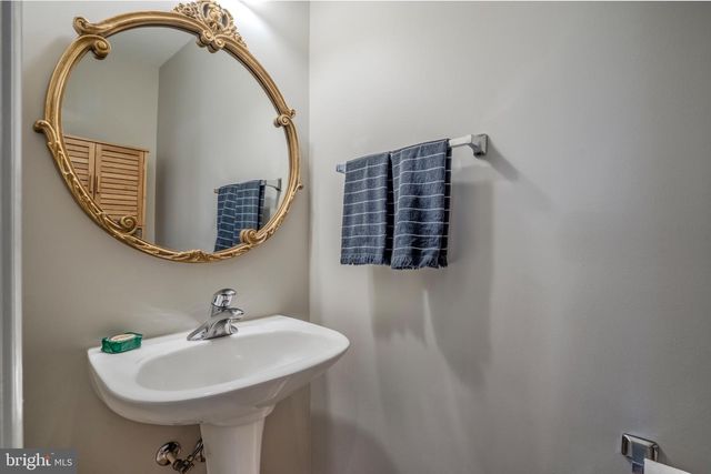 2520 WALNUT LEAF LN, Herndon, VA 20171