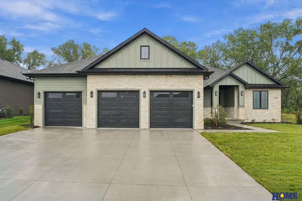 9210 Triana Lane, Lincoln, NE 68510