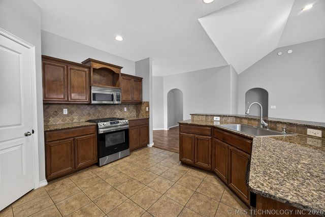 9101 N 153rd Court E, Owasso, OK 74055