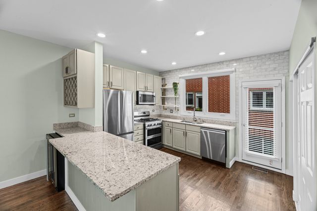 1835 W Oakdale Avenue C, Chicago, IL 60657