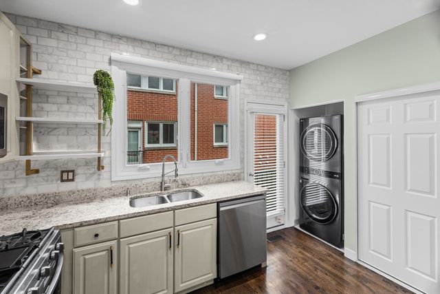 1835 W Oakdale Avenue C, Chicago, IL 60657