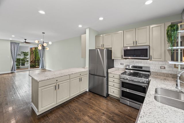1835 W Oakdale Avenue C, Chicago, IL 60657
