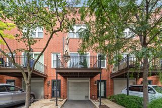 1835 W Oakdale Avenue C, Chicago, IL 60657