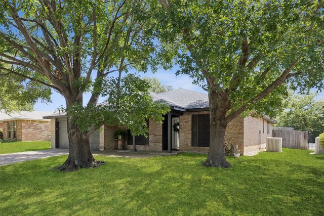 129 Grand Meadow Drive, Fort Worth, TX 76108