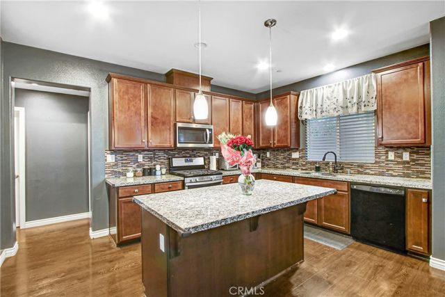 17582 Comfrey, San Bernardino, CA 92407