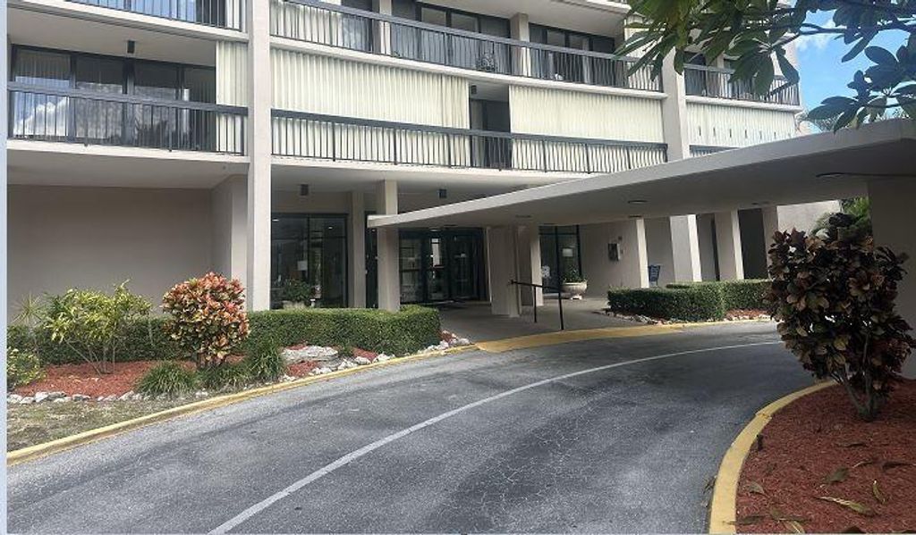 2425 Presidential Way 1203, West Palm Beach, FL 33401