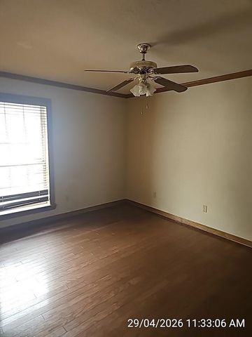 3104 NE Colonial Dr, Lawton, OK 73507