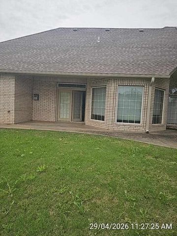 3104 NE Colonial Dr, Lawton, OK 73507
