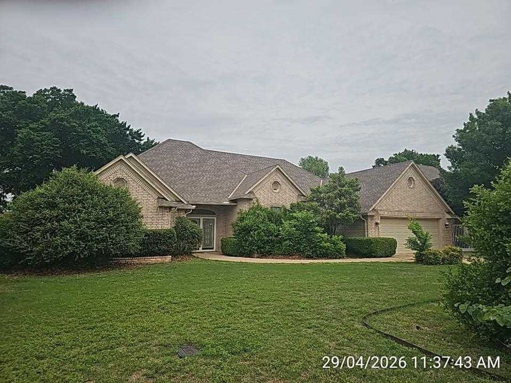 3104 NE Colonial Dr, Lawton, OK 73507