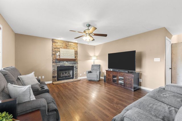 1208 Meachem Dr, Clarksville, TN 37042