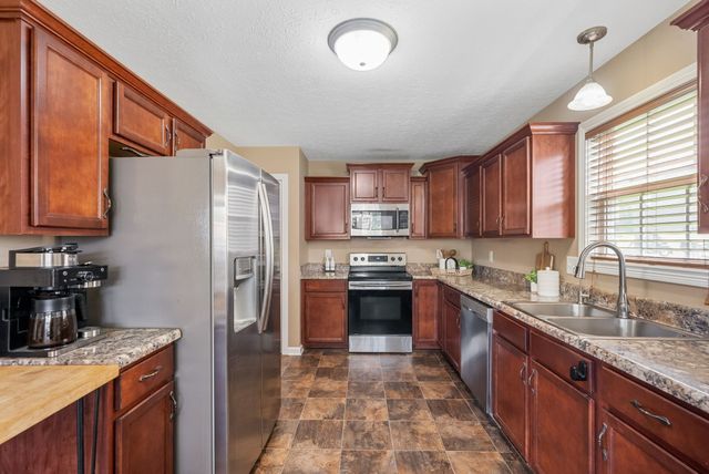 1208 Meachem Dr, Clarksville, TN 37042