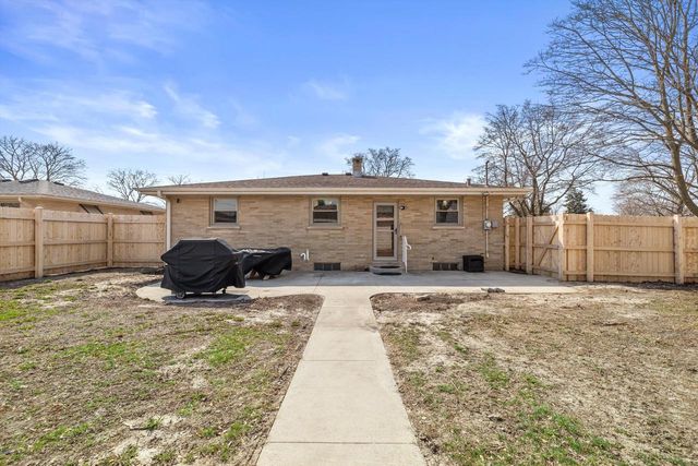 2424 24th STREET, Kenosha, WI 53140