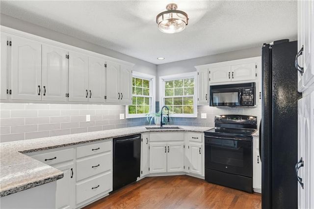 7511 N Palmer Avenue, Kansas City, MO 64158