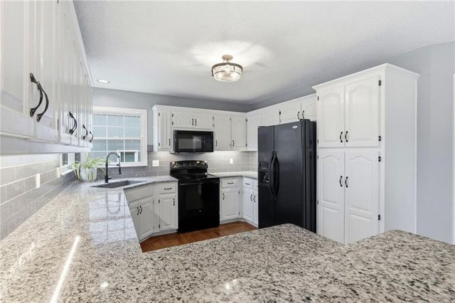 7511 N Palmer Avenue, Kansas City, MO 64158