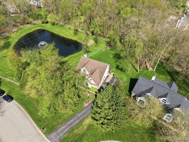 7042 Autumn Wood Drive, Hamburg Township, MI 48116