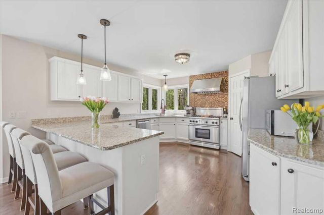 7042 Autumn Wood Drive, Hamburg Township, MI 48116