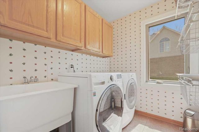7042 Autumn Wood Drive, Hamburg Township, MI 48116
