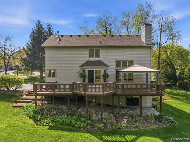 7042 Autumn Wood Drive, Hamburg Township, MI 48116