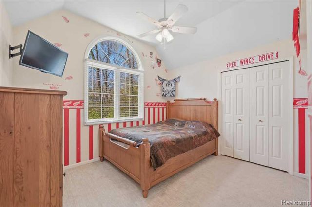 7042 Autumn Wood Drive, Hamburg Township, MI 48116