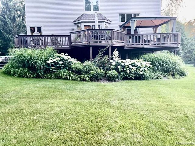 7042 Autumn Wood Drive, Hamburg Township, MI 48116