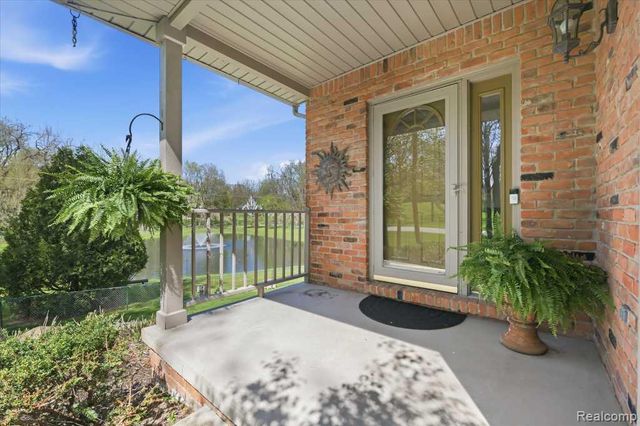 7042 Autumn Wood Drive, Hamburg Township, MI 48116