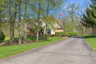 7042 Autumn Wood Drive, Hamburg Township, MI 48116