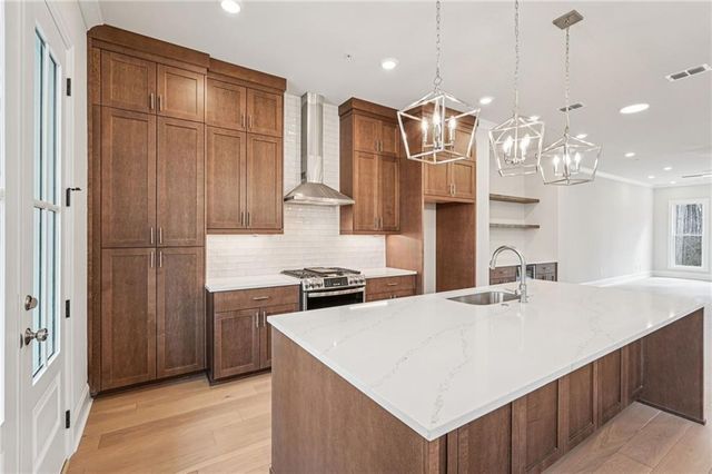 300 Crimson Pine Alley 9, Alpharetta, GA 30009
