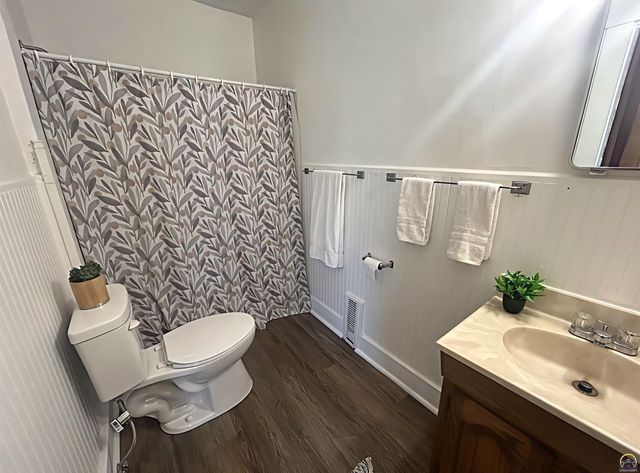 3720 SW 9th St, Topeka, KS 66604