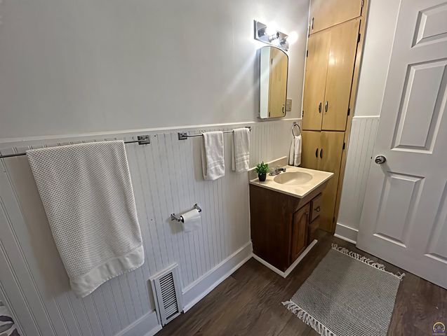 3720 SW 9th St, Topeka, KS 66604