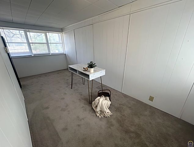 3720 SW 9th St, Topeka, KS 66604