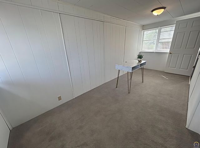 3720 SW 9th St, Topeka, KS 66604