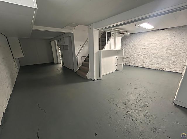 3720 SW 9th St, Topeka, KS 66604