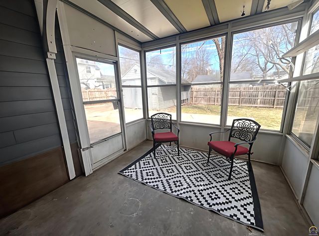 3720 SW 9th St, Topeka, KS 66604