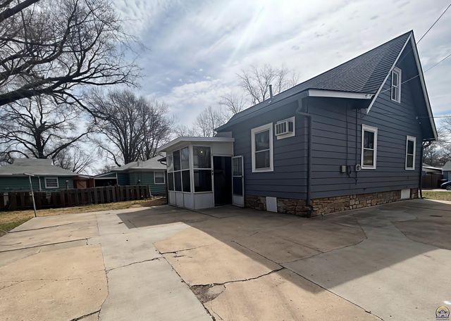 3720 SW 9th St, Topeka, KS 66604