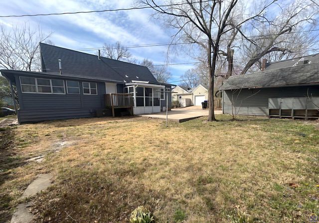 3720 SW 9th St, Topeka, KS 66604