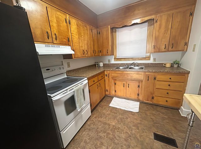 3720 SW 9th St, Topeka, KS 66604