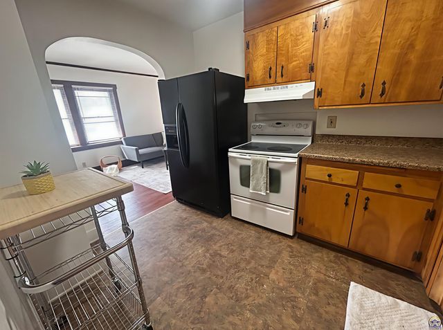 3720 SW 9th St, Topeka, KS 66604