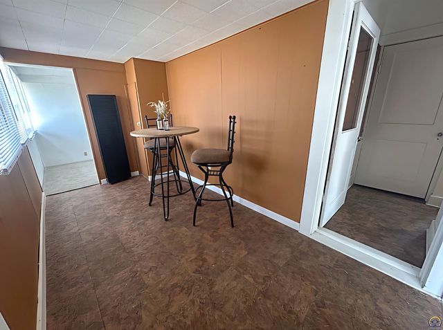 3720 SW 9th St, Topeka, KS 66604