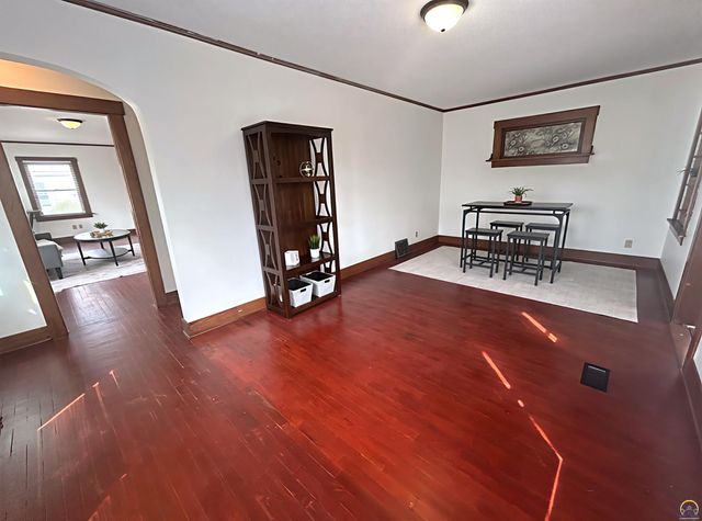 3720 SW 9th St, Topeka, KS 66604