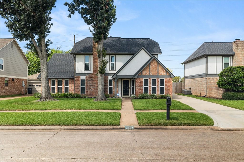2907 Arrowhead Dr, Sugar Land, TX 77479