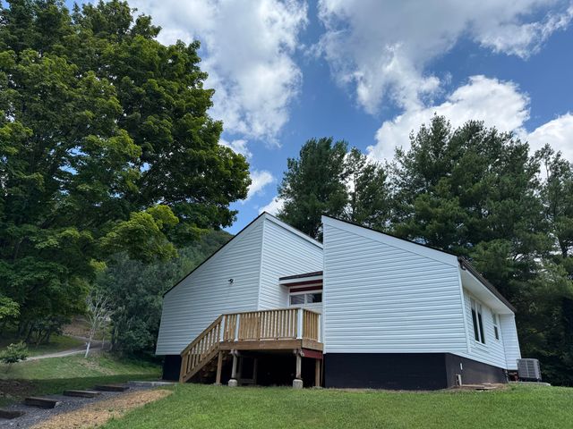 136 Freedom LN, Newport, VA 24128