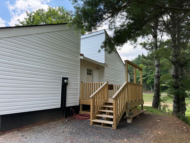 136 Freedom LN, Newport, VA 24128